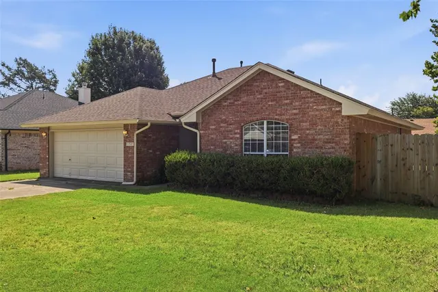 Photo 2 — 10116 Glascow Drive, Yukon, OK 73099