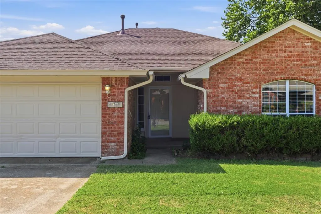 Photo 3 — 10116 Glascow Drive, Yukon, OK 73099
