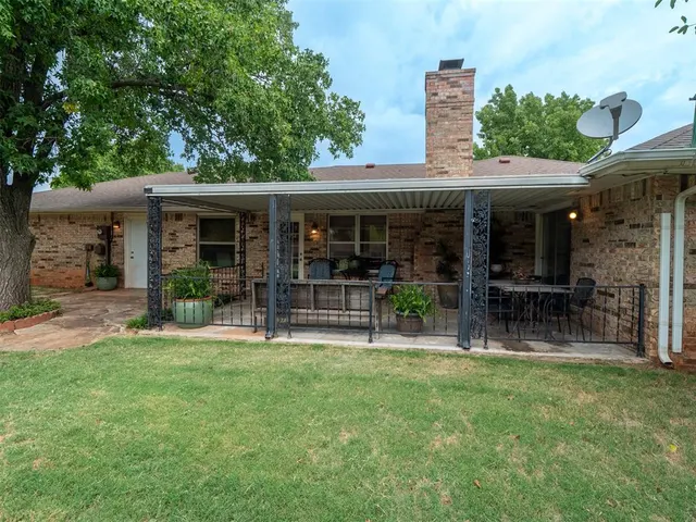 Photo 2 — 207 E Chicago Street, Shawnee, OK 74804