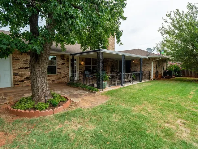 Photo 3 — 207 E Chicago Street, Shawnee, OK 74804
