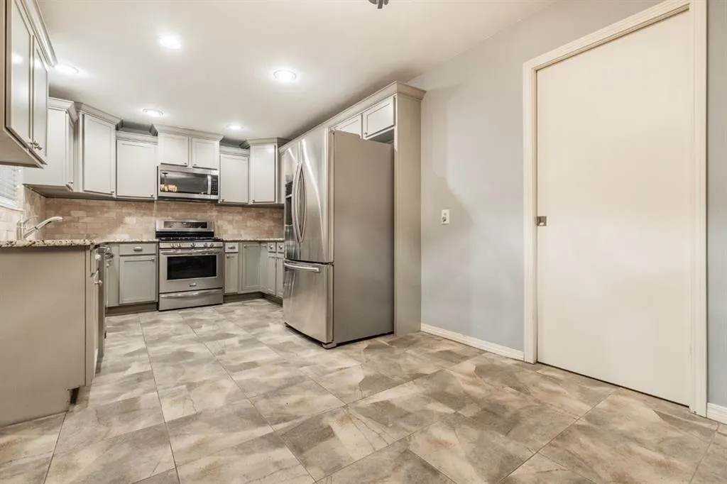 Photo 8 — 1906 Dorchester Drive, Oklahoma City, OK 73120
