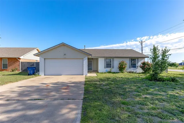 Photo 2 — 907 W Tesio Way, Mustang, OK 73064