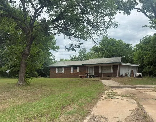 Front exterior — 306 W Jerry Lane, Maud, OK 74854