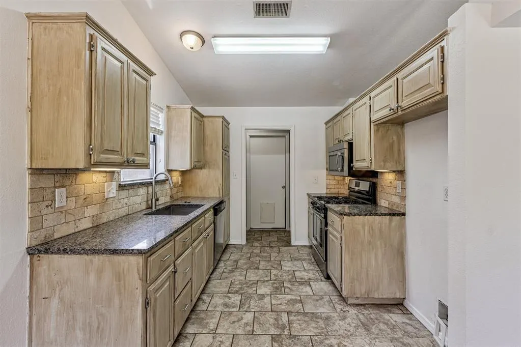 Photo 10 — 2101 Harbor Drive, Norman, OK 73071
