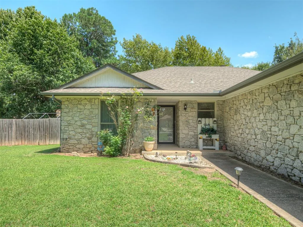 Photo 2 — 1978 Spencer Drive, Harrah, OK 73045