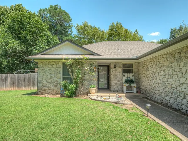 Photo 2 — 1978 Spencer Drive, Harrah, OK 73045