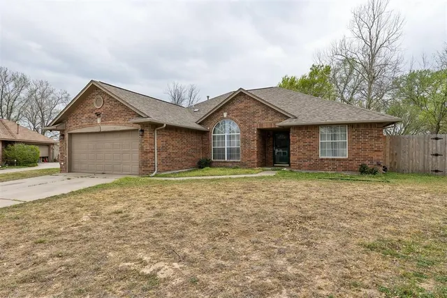 Photo 2 — 3616 Maggie Circle, Norman, OK 73072