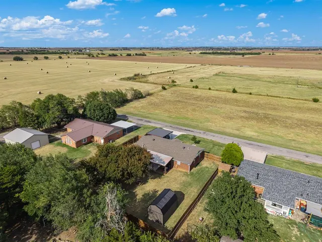 Photo 2 — 302 Park Drive, Union City, OK 73090