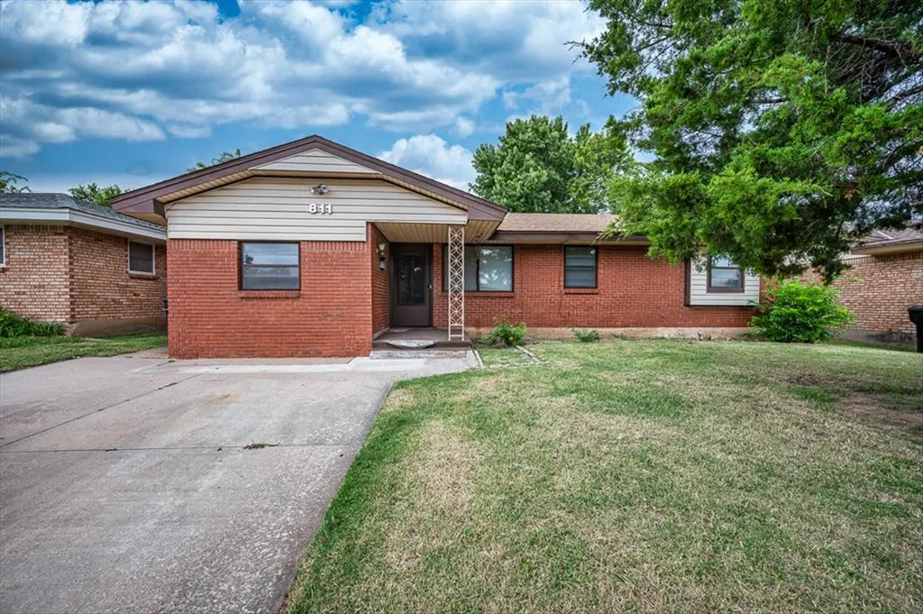 Photo 2 — 811 NW 1st Street, Moore, OK 73160