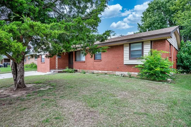 Photo 3 — 811 NW 1st Street, Moore, OK 73160
