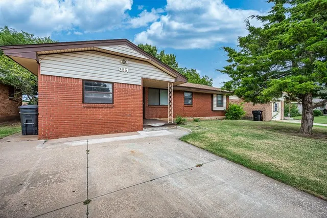 Photo 4 — 811 NW 1st Street, Moore, OK 73160