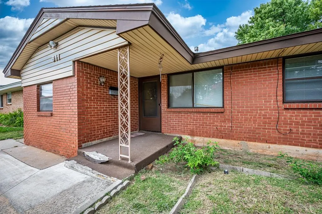 Front exterior — 811 NW 1st Street, Moore, OK 73160