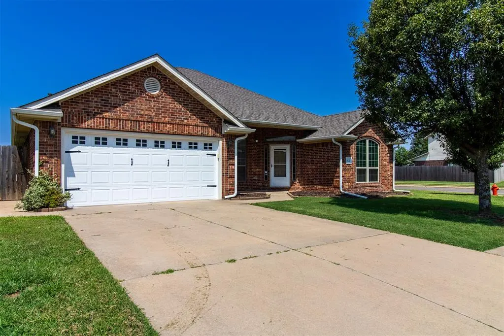 Photo 2 — 8121 Woodhue Drive, Oklahoma City, OK 73135
