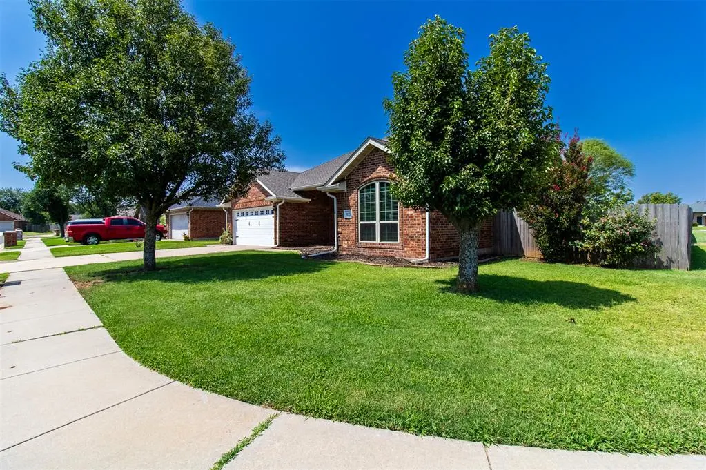 Photo 3 — 8121 Woodhue Drive, Oklahoma City, OK 73135