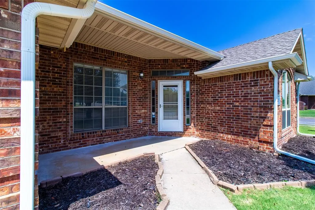 Photo 4 — 8121 Woodhue Drive, Oklahoma City, OK 73135
