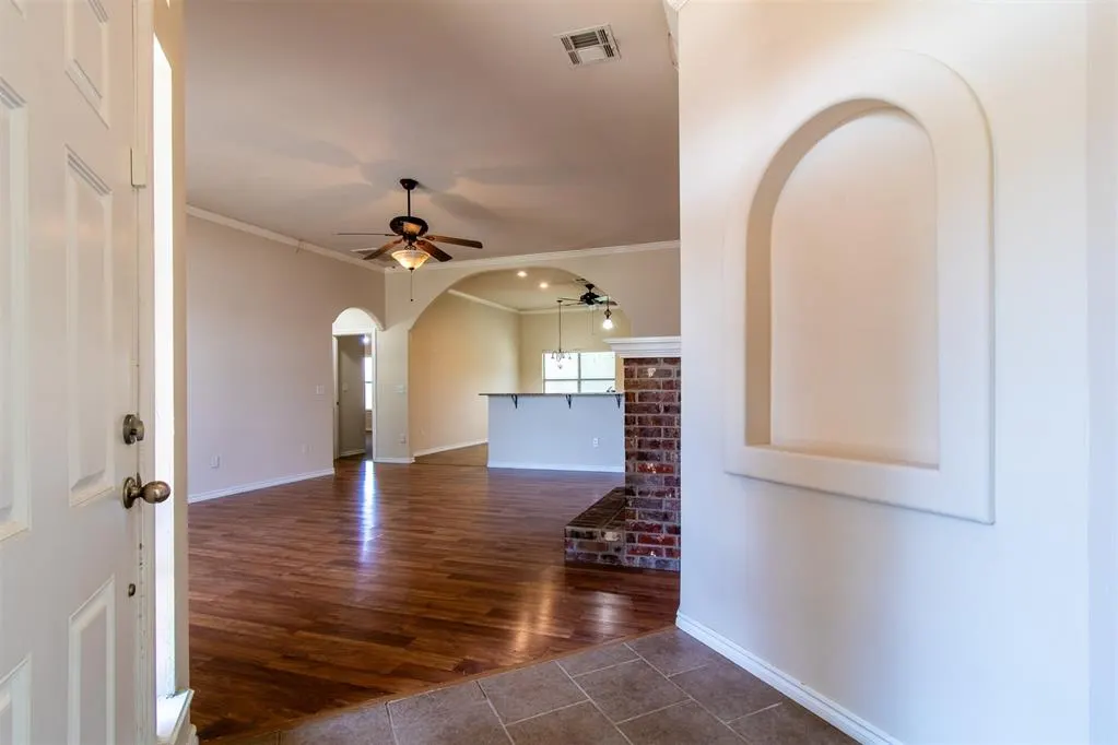 Photo 5 — 8121 Woodhue Drive, Oklahoma City, OK 73135