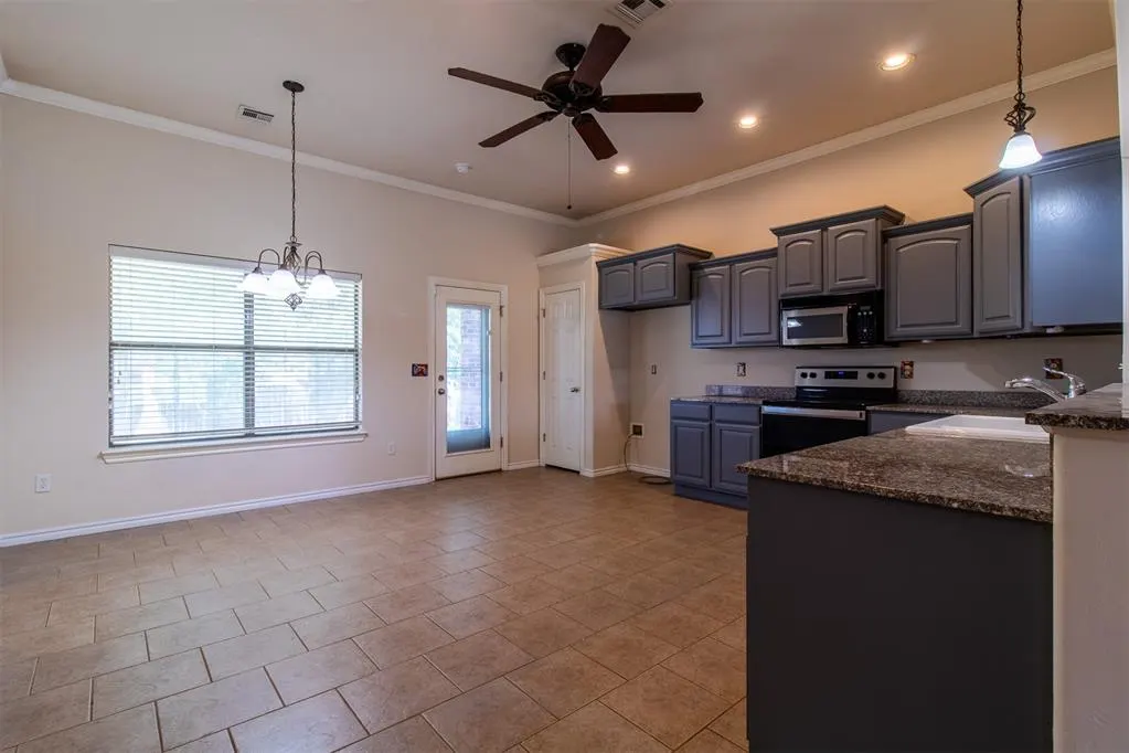 Photo 13 — 8121 Woodhue Drive, Oklahoma City, OK 73135