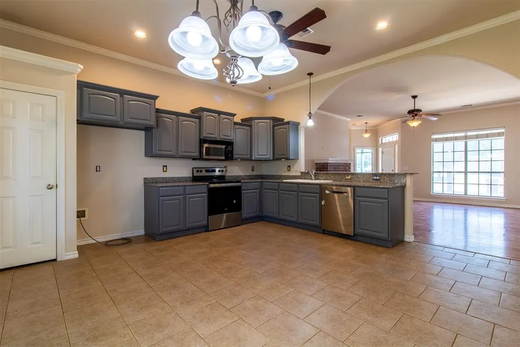 Photo 14 — 8121 Woodhue Drive, Oklahoma City, OK 73135