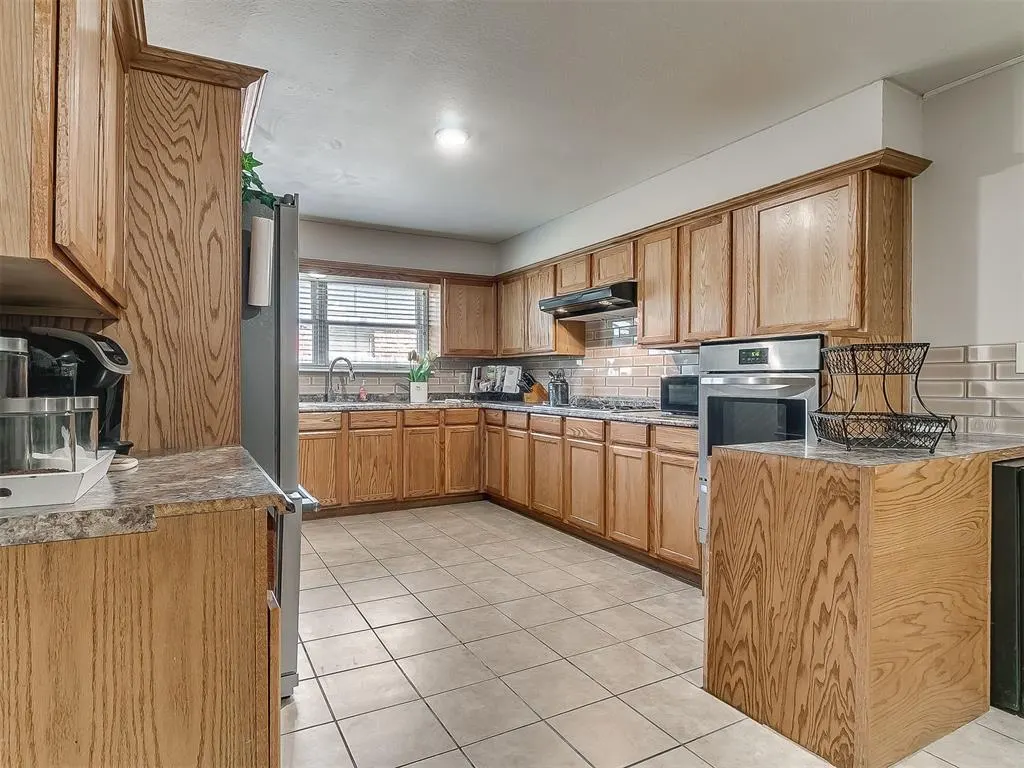 Photo 11 — 6416 Braniff Drive, Oklahoma City, OK 73105