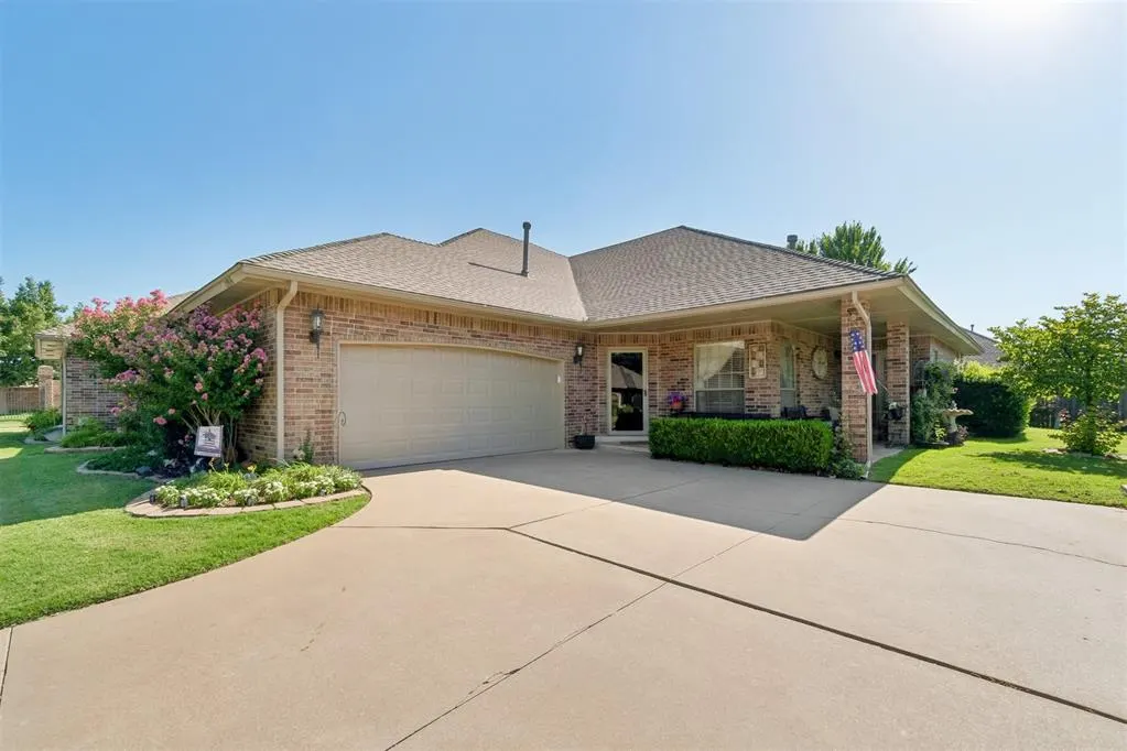Photo 2 — 15916 Sonoma Court, Edmond, OK 73013