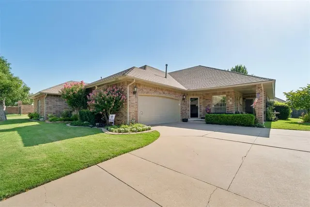 Photo 3 — 15916 Sonoma Court, Edmond, OK 73013