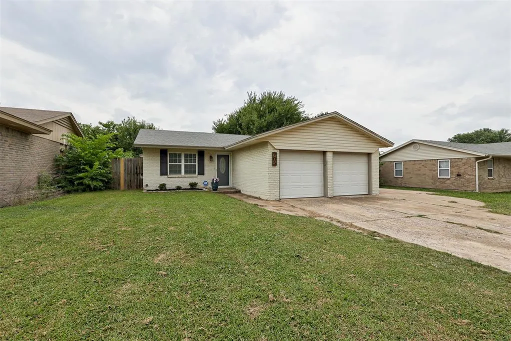 Photo 2 — 705 S Highland Drive, Mustang, OK 73064