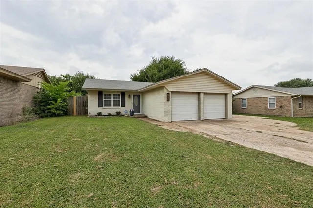 Photo 2 — 705 S Highland Drive, Mustang, OK 73064