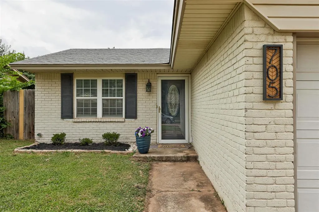 Photo 3 — 705 S Highland Drive, Mustang, OK 73064