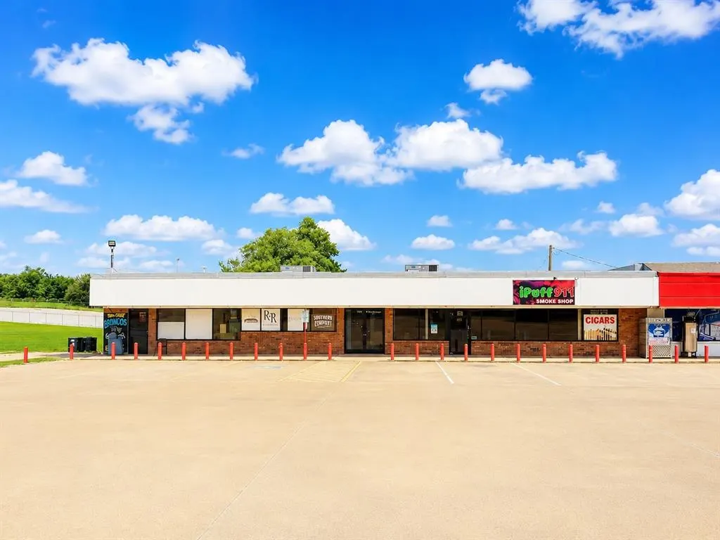 Front exterior — 404 W Country Club Road, Chickasha, OK 73018