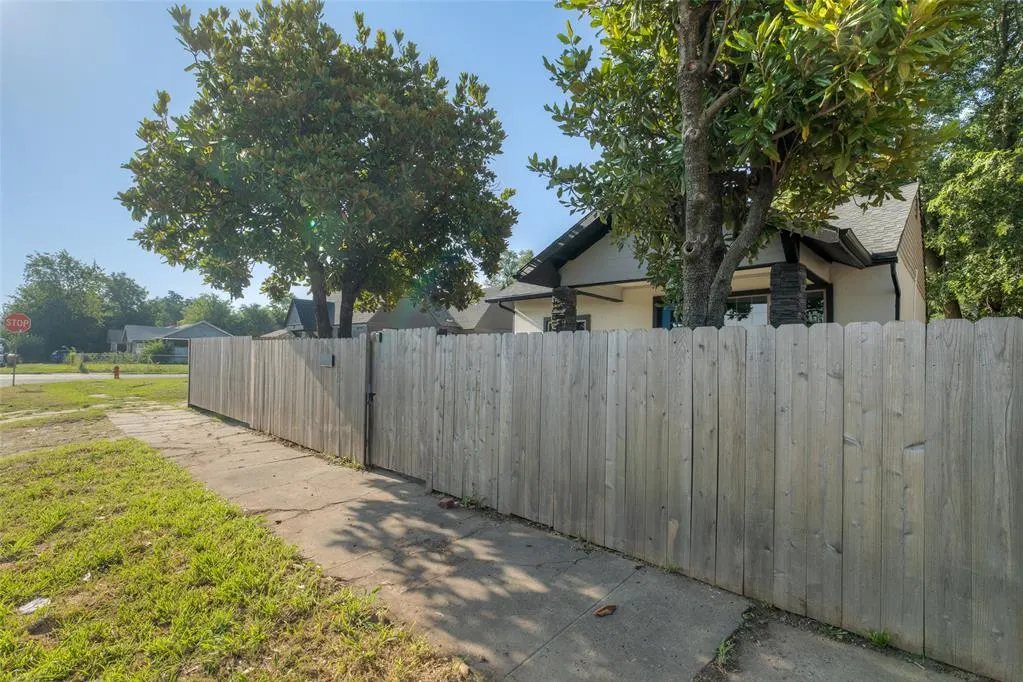 Photo 2 — 422 SE 17th Street, Oklahoma City, OK 73129