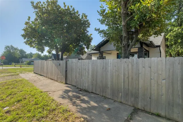 Photo 2 — 422 SE 17th Street, Oklahoma City, OK 73129