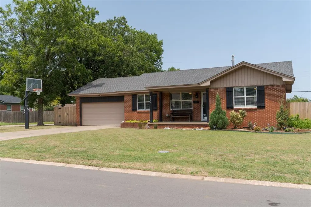 Photo 3 — 1519 Carlisle Court, Oklahoma City, OK 73120
