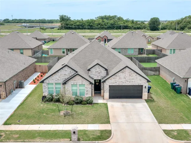 Photo 2 — 2517 Kathleens Crossing, Yukon, OK 73099