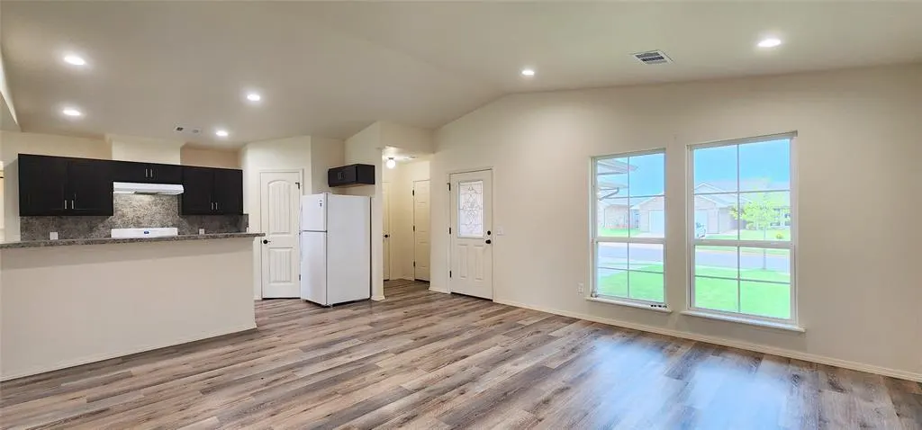 Photo 2 — 14644 Bedrock Lane, Yukon, OK 73099