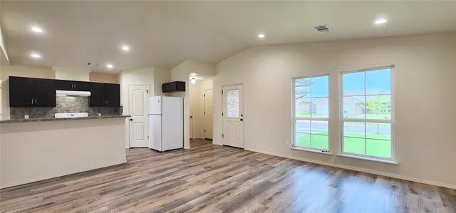 Photo 2 — 14644 Bedrock Lane, Yukon, OK 73099
