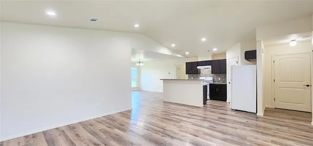 Photo 4 — 14644 Bedrock Lane, Yukon, OK 73099