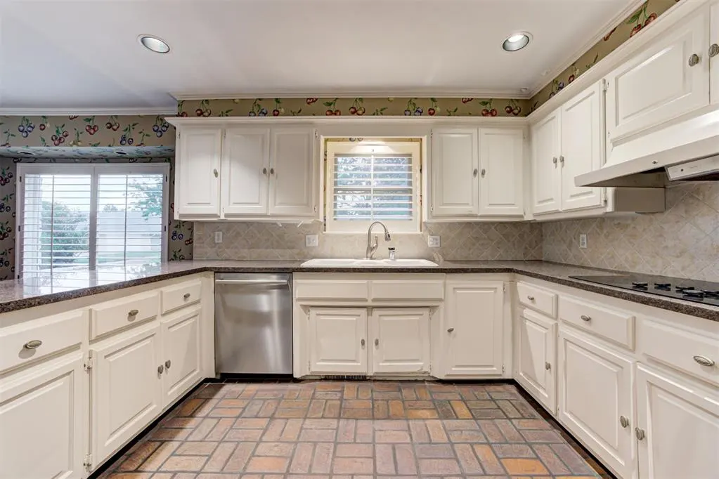 Photo 13 — 1433 Glenbrook Drive, Oklahoma City, OK 73118