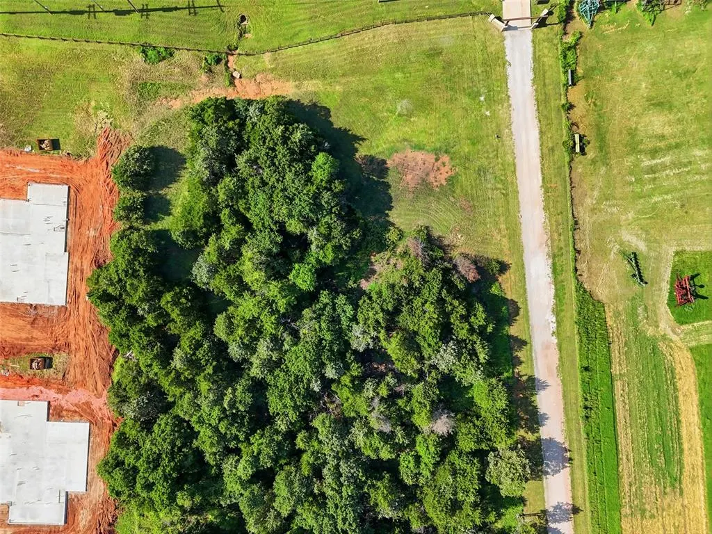 Photo 2 — 860 Creekside Trail 001, Guthrie, OK 73044