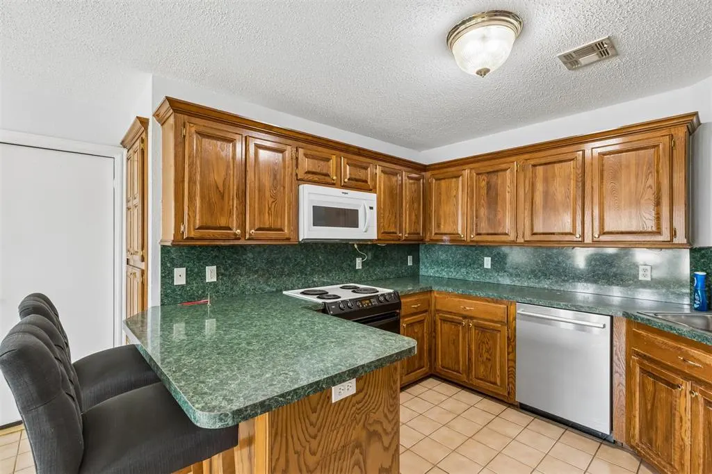 Photo 5 — 8801 Scirocco Circle, Oklahoma City, OK 73135