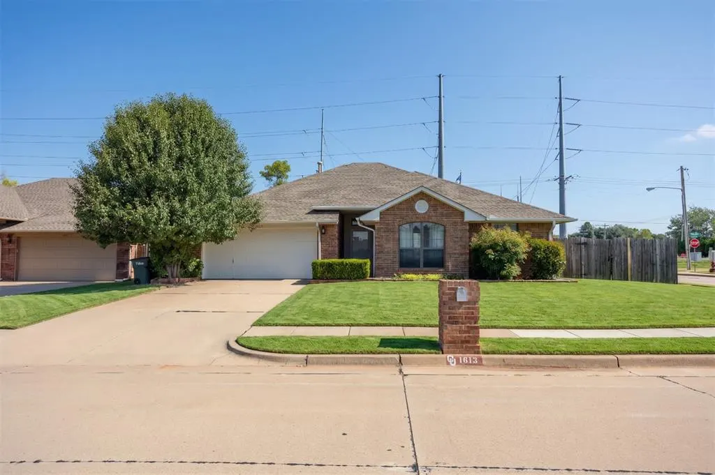 Front exterior — 1613 Pinnacle Lane, Edmond, OK 73003