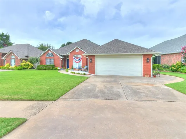 Photo 3 — 804 Fairway Drive, Norman, OK 73069