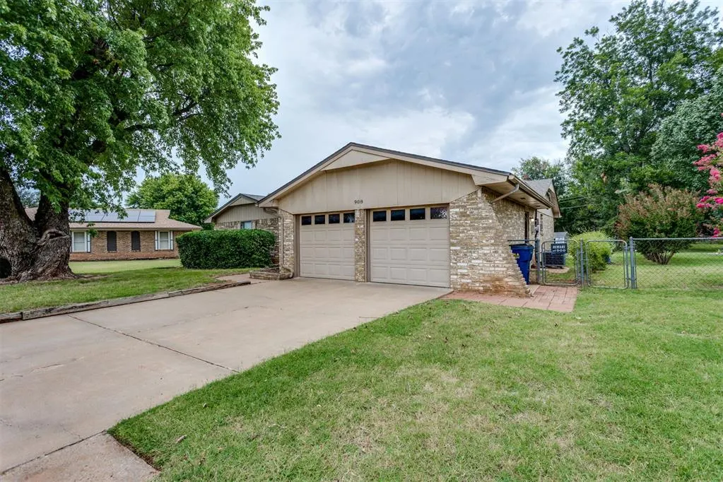 Front exterior — 908 S Meadow Lane, Mustang, OK 73064