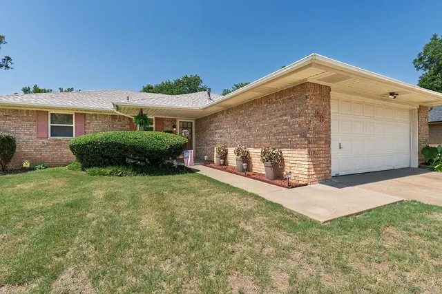 Photo 4 — 29 Sequoyah Boulevard, Shawnee, OK 74801