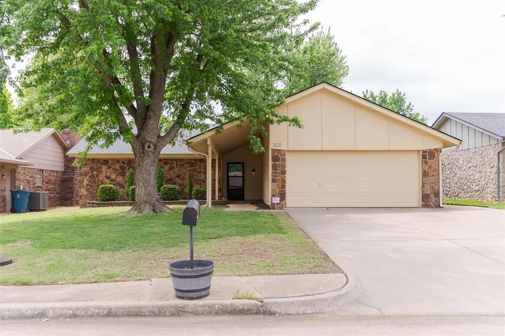 Photo 2 — 320 Elwood Drive, Edmond, OK 73013