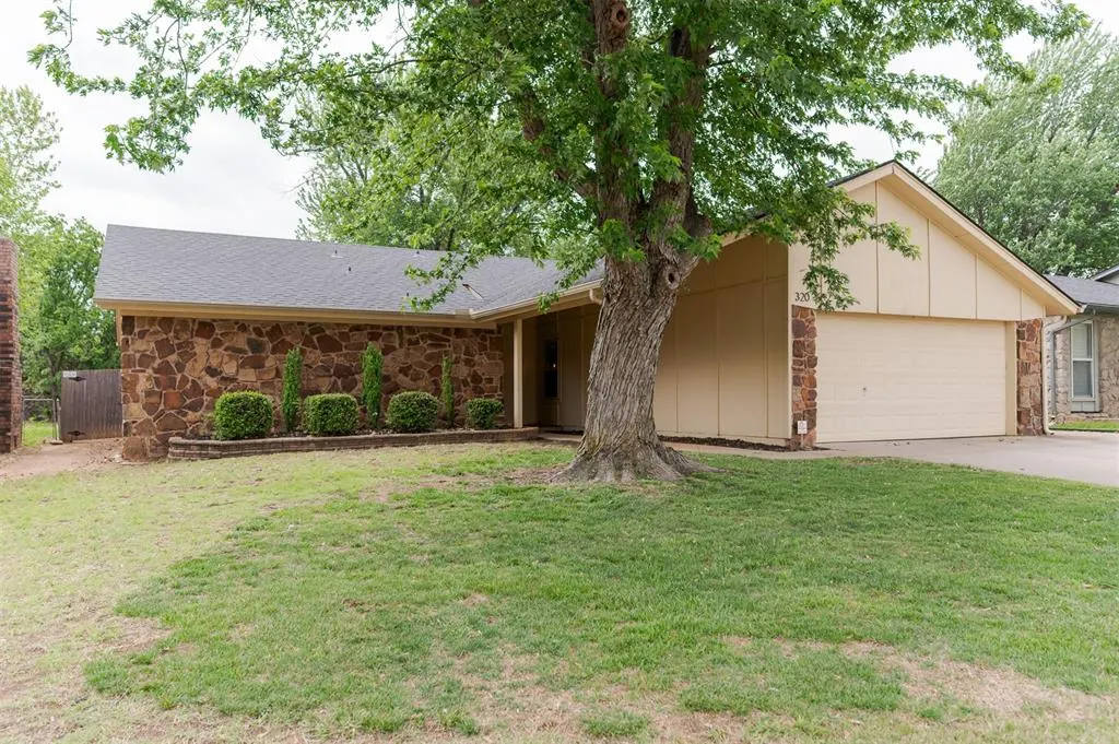 Photo 3 — 320 Elwood Drive, Edmond, OK 73013