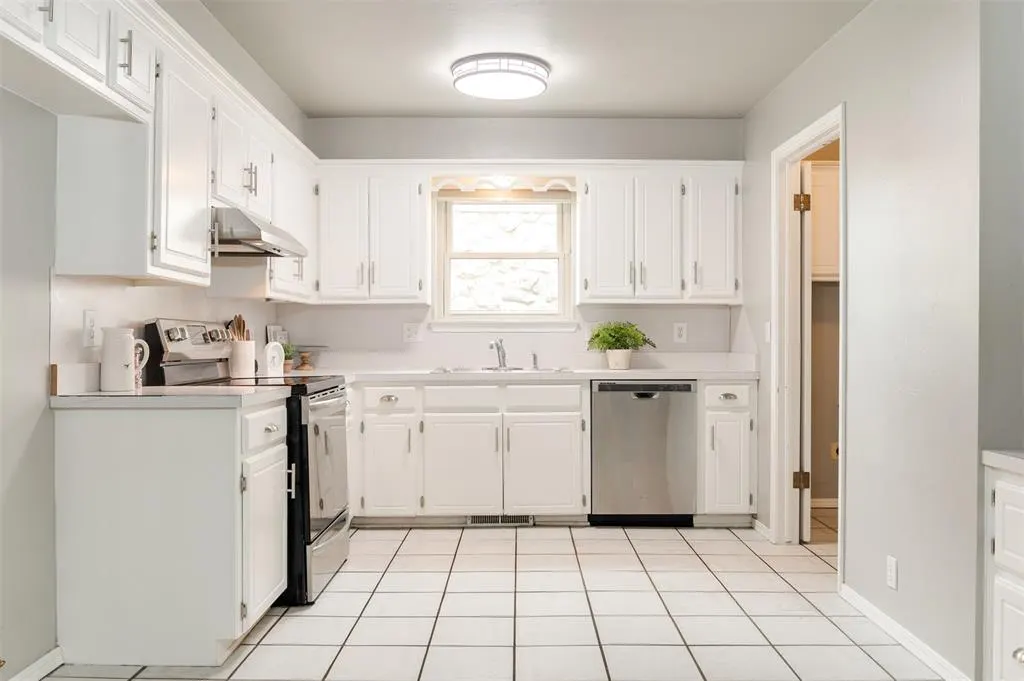 Photo 10 — 320 Elwood Drive, Edmond, OK 73013