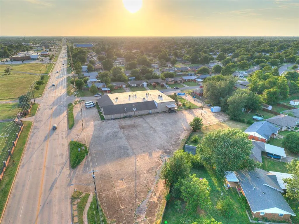 Photo 2 — 809 SW 4th Street, Moore, OK 73160