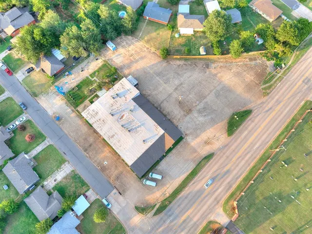 Photo 3 — 809 SW 4th Street, Moore, OK 73160