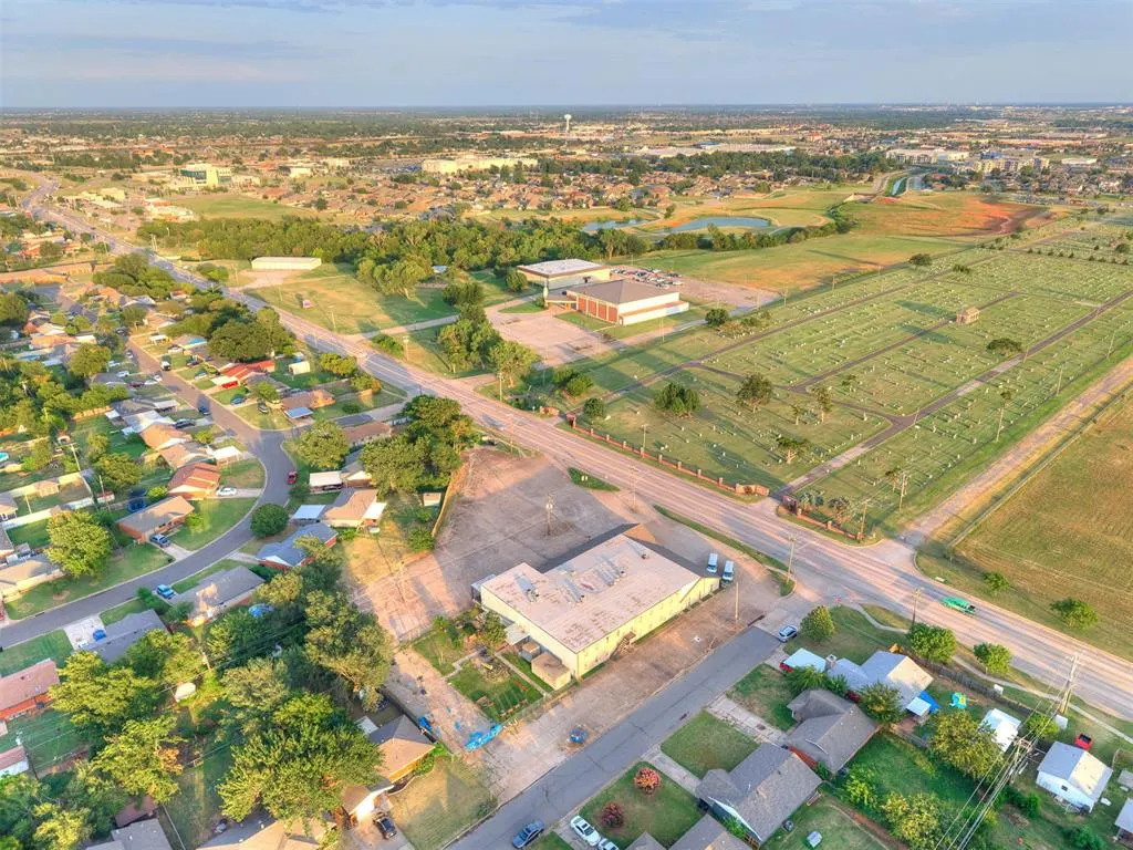 Photo 4 — 809 SW 4th Street, Moore, OK 73160