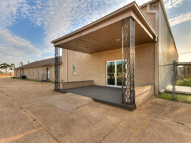 Photo 5 — 809 SW 4th Street, Moore, OK 73160